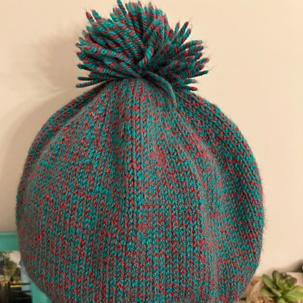 Women’s acrylic winter Pom hat.